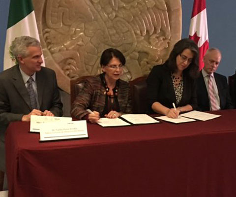 Representatives from Universities Canada and CONACyT signing a MOU on student mobility.